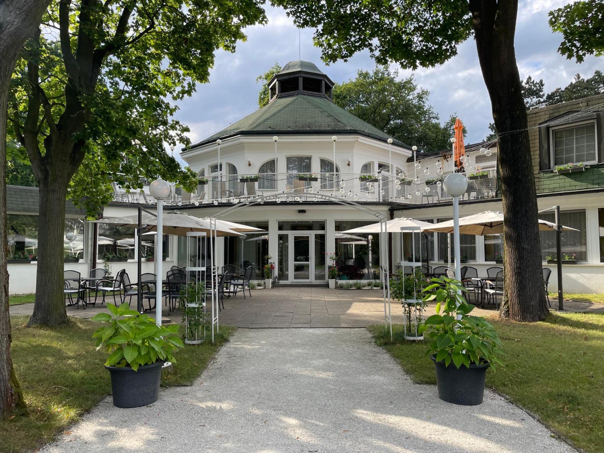 Hotel Ostrov Nymburk Bagian luar foto